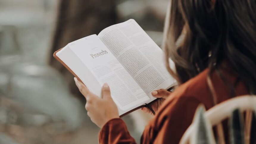 3 Keuntungan dari Hobi Membaca Buku Selain Memperluas Wawasan