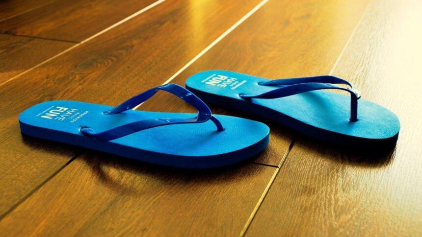 Alasan Lansia dan Penderita Diabetes Disarankan Tidak Menggunakan Sandal Jepit