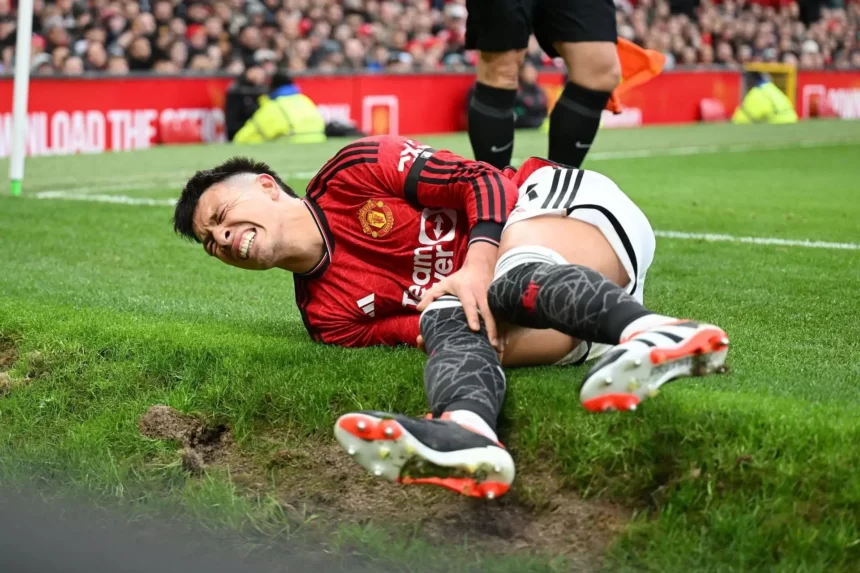 Cedera Kembali Menyebabkan Lisandro Martinez Absen Lama dalam Membela Manchester United