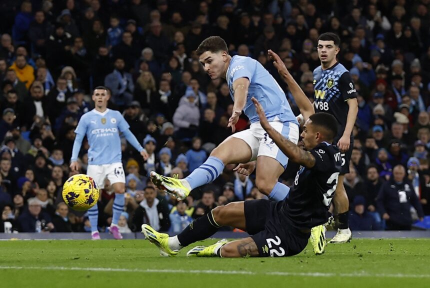 Julian Alvarez Cetak 2 Gol, Manchester City Ungguli Burnley 3-2