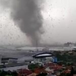 Ketakutan Warga Saat Melihat Pusaran Puting Beliung di Rancaekek Bandung