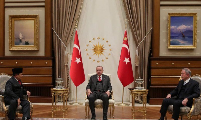 Menteri Pertahanan RI Prabowo Subianto (kiri) bertemu dengan Presiden Turki Recep Tayyip Erdogan (tengah) dan Menhan Turki Hulusi Akar di Turki