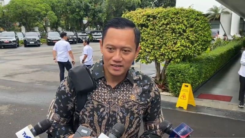 Perdana, AHY Hadiri Rapat Paripurna Sambil Membawa Ransel
