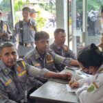 Personel Pengamanan Pemilu di IKN Memeriksa Tensi Sebelum Bertugas di TPS