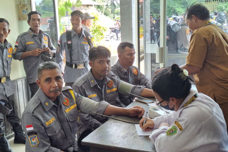 Personel Pengamanan Pemilu di IKN Memeriksa Tensi Sebelum Bertugas di TPS