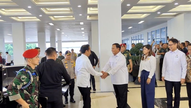 Prabowo Menyambut Kedatangan Presiden pada Peresmian RS Pertahanan Negara