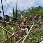 TNI Bersama Warga Perbaiki Jembatan Bambu di Perbatasan Indonesia-Malaysia