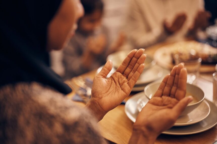 Kapan Harus Melafalkan Niat Puasa Ramadhan : Saat Sahur atau Malam Hari?