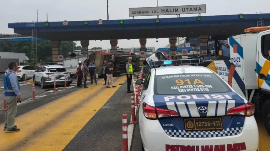 Kecelakaan di Gerbang Tol Halim Dipicu oleh Sopir Truk yang Melaju Kencang