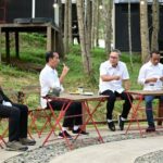 Presiden Jokowi Nikmati Sarapan Sukun Goreng Bersama Para Menteri di IKN