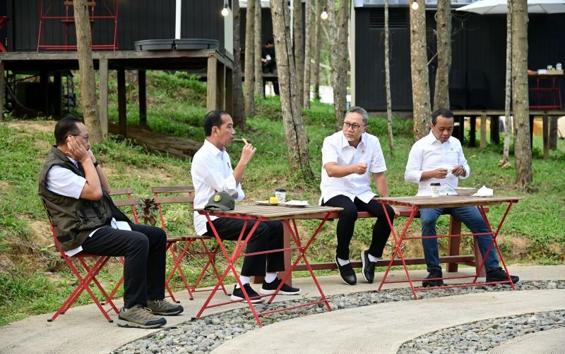 Presiden Jokowi Nikmati Sarapan Sukun Goreng Bersama Para Menteri di IKN