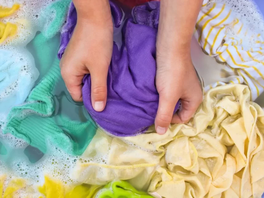 Tips Mencuci Pakaian Satin untuk Kebal pada Usia Panjang, 3 Metode Efektif
