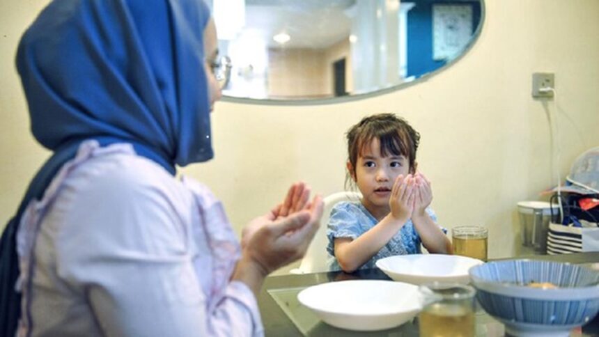Tips dari Psikolog untuk Melatih Anak dalam Berpuasa