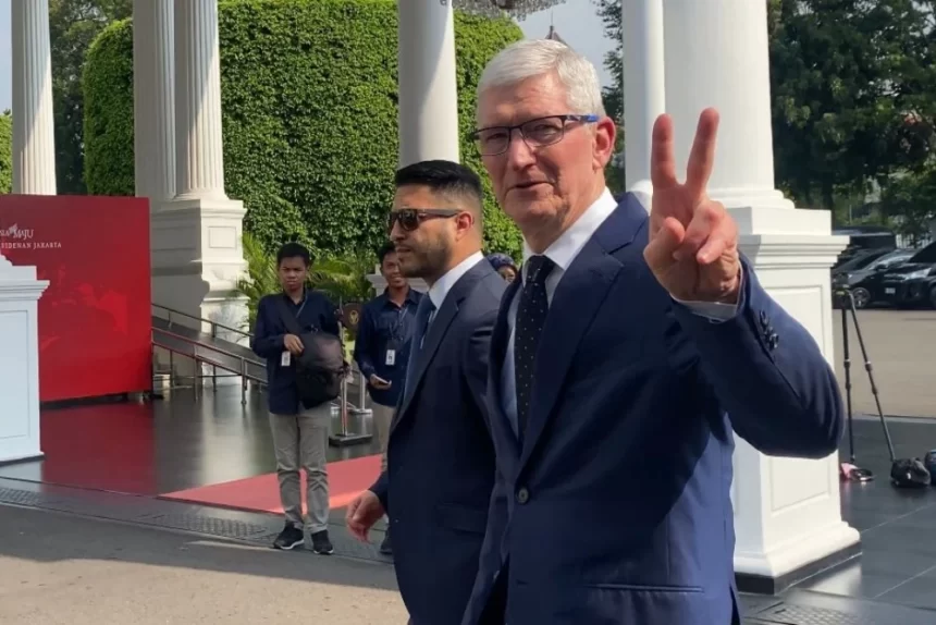 CEO Apple, Tim Cook, Mengunjungi Istana untuk Bahas Investasi di Indonesia
