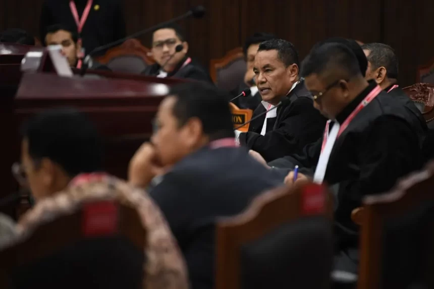 Hakim MK Menegur Hotman Paris karena Menyatakan Sirekap Tidak Perlu Dibahas