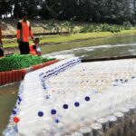 Memanfaatkan Botol Plastik Sebagai Perahu Pengumpul Sampah