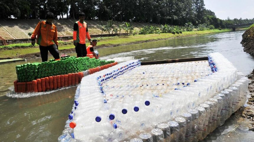 Memanfaatkan Botol Plastik Sebagai Perahu Pengumpul Sampah