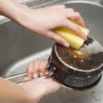 Membersihkan Noda Lengket di Wajan Setelah Memasak Rendang