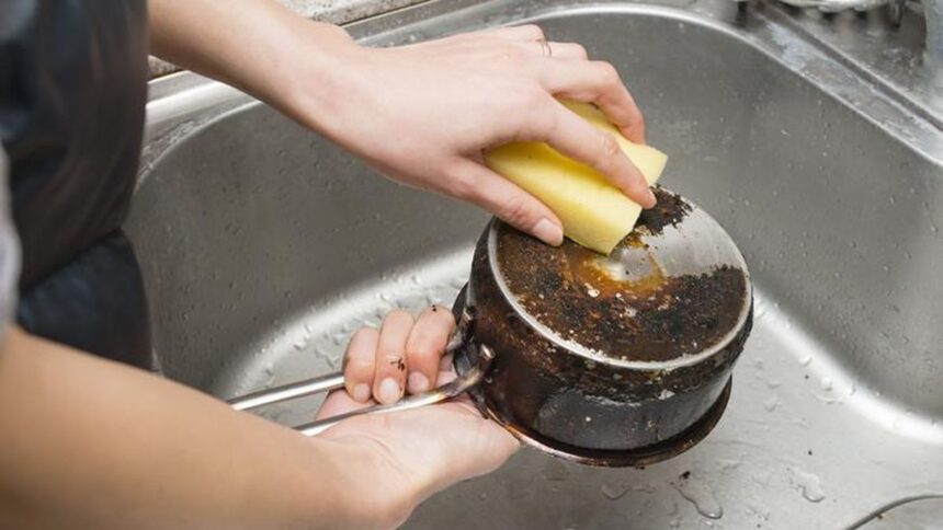 Membersihkan Noda Lengket di Wajan Setelah Memasak Rendang