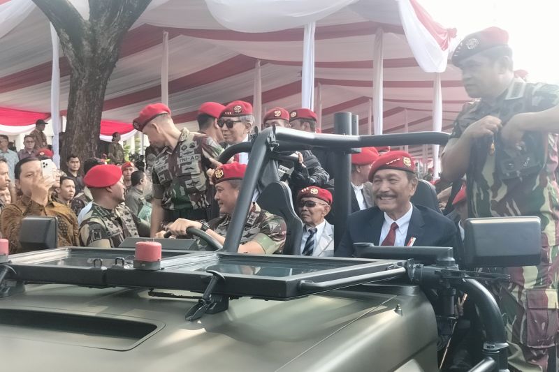 Menko Luhut Dikawal Menantunya dan Disopiri oleh Danjen Kopassus