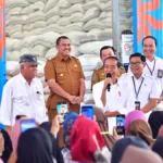 Presiden Jokowi Menyebut Bantuan Pangan Beras Hingga Akhir Tahun Bergantung pada APBN