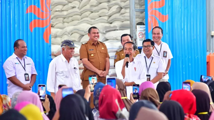 Presiden Jokowi Menyebut Bantuan Pangan Beras Hingga Akhir Tahun Bergantung pada APBN