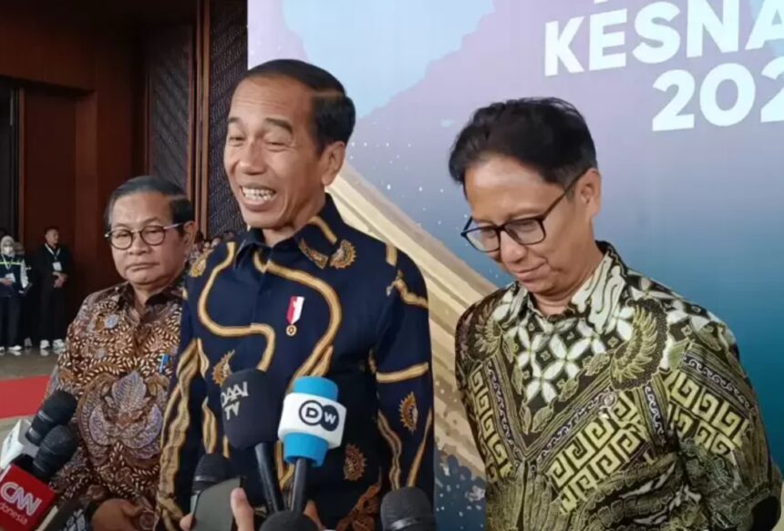 Presiden Jokowi Merespons Pernyataan Tidak Lagi Menjadi Kader PDIP dengan Senyuman