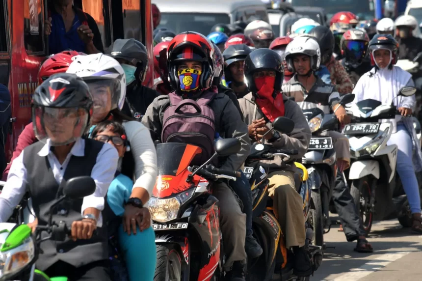 Pujian untuk Pemudik Sepeda Motor yang Disiplin Menunggu Selama 15-60 Menit