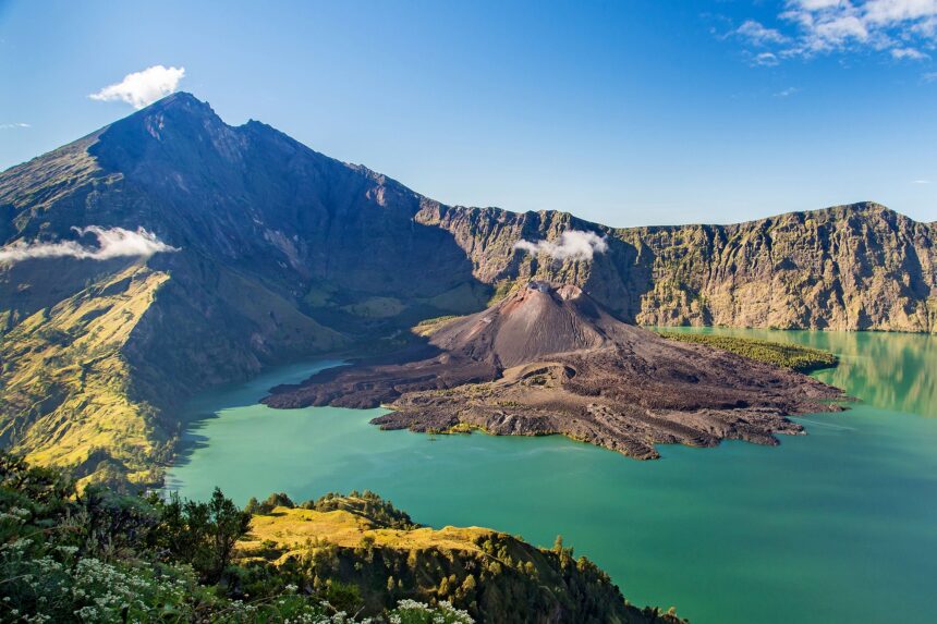 Ratusan Pendaki Gunung Rinjani Diminta Turun Karena Tidak Memiliki Tiket