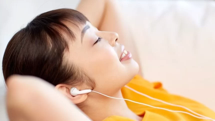 Risiko Gangguan Pendengaran Akibat Kebiasaan Mendengarkan Musik dengan Earphone