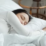 6 Cara Mencegah Rambut Rontok Selama Tidur