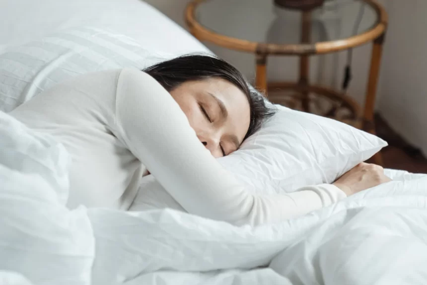 6 Cara Mencegah Rambut Rontok Selama Tidur