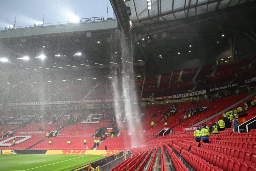 Atap Stadion Manchester United Bermasalah, Ruang Ganti Tim Tamu Juga Terdampak!