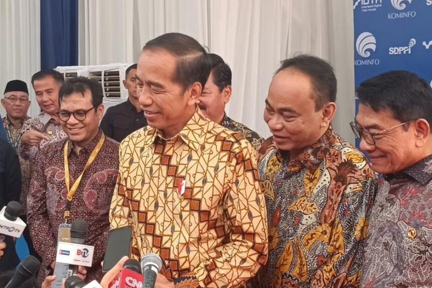 Jokowi Tersenyum Lebar dalam Merespons Inisiasi Pertemuan Prabowo-Mega