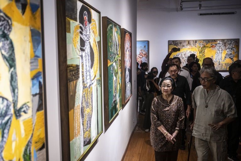 Megawati Tinjau Pameran 'Melik Nggendong Lali' : Seni Tak Terlepas dari Politik