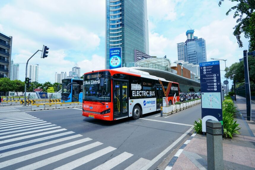 Menhub Tekankan Pentingnya Komitmen Daerah dalam Pengembangan Bus Listrik