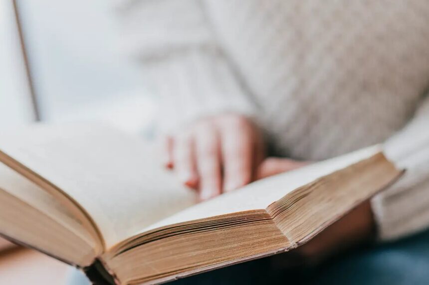 Menjelajah Dunia Melalui Buku-Buku
