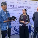 Menparekraf Berikan Suvenir 'Banteng' kepada Puan Maharani di World Water Forum