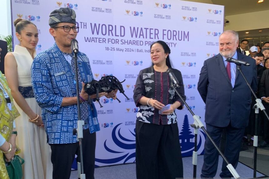 Menparekraf Berikan Suvenir 'Banteng' kepada Puan Maharani di World Water Forum