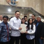 Menteri ATR/BPN Serahkan 2 Sertifikat Tanah kepada Nirina Zubir