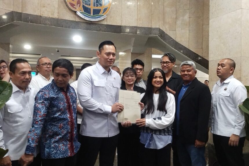 Menteri ATR/BPN Serahkan 2 Sertifikat Tanah kepada Nirina Zubir