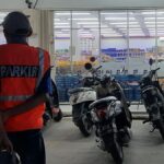 Solusi Pekerjaan bagi Juru Parkir Liar di Minimarket