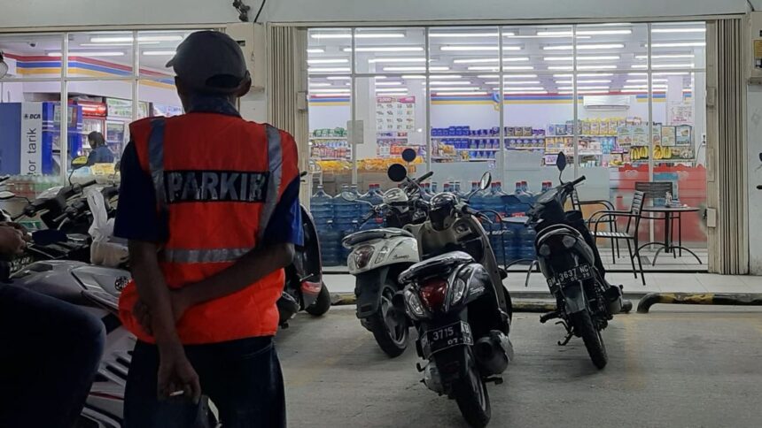 Solusi Pekerjaan bagi Juru Parkir Liar di Minimarket