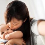 Waspadai! 8 Potensi Risiko Saat Mencium Bayi