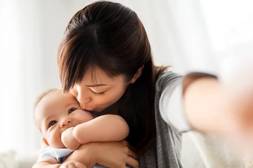 Waspadai! 8 Potensi Risiko Saat Mencium Bayi