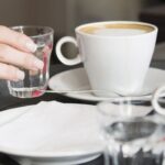 Apa Manfaat Minum Air Putih Sebelum Kopi di Pagi Hari? Ini Dia 5 Keuntungannya!