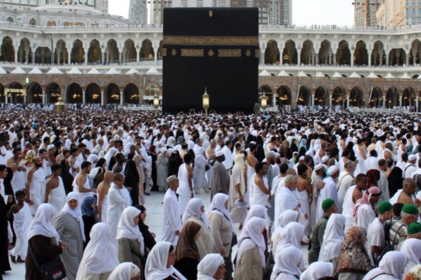 Jemaah Haji Indonesia Diperiksa Petugas Bandara karena Membawa Kerikil dalam Koper