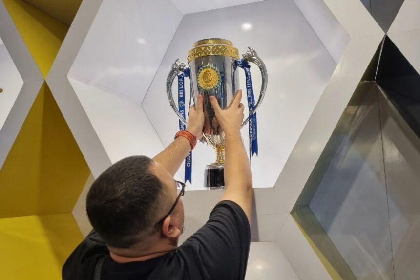 Trofi Juara Liga 1 Dipamerkan di Persib Store, Bobotoh Bisa Berfoto