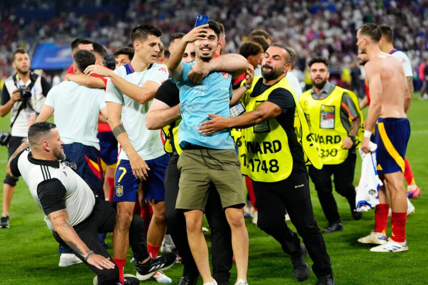 Alvaro Morata Cedera Usai Ditekel Petugas Keamanan
