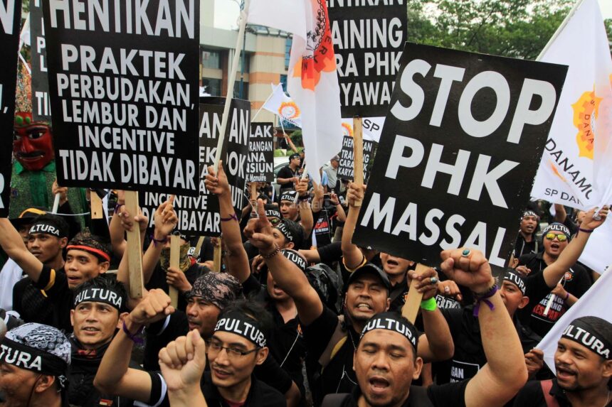 Dampak Mengkhawatirkan Gelombang PHK di Indonesia Terasa di Dompet Warga
